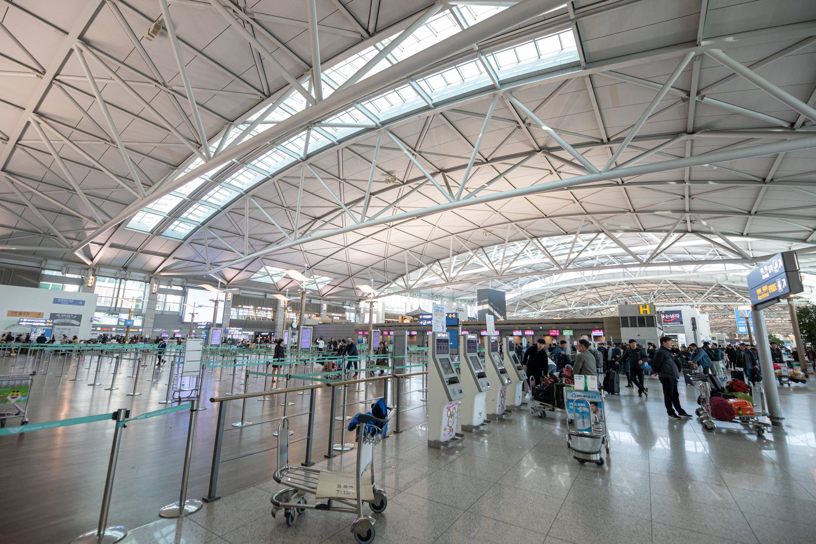 인천국제공항 제1여객터미널 출국장의 체크인 카운터와 대기 공간
