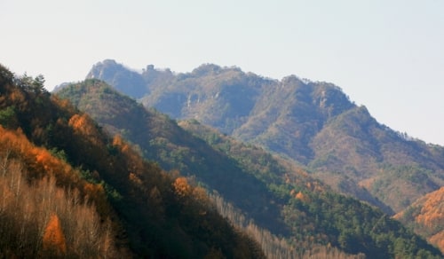 단풍 든 능선 너머로 이어지는 원주 감악산