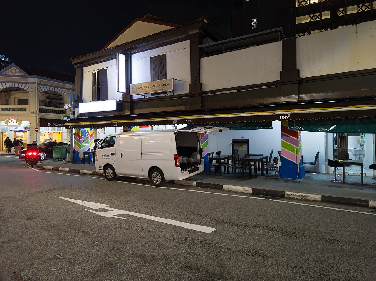 상점 불빛과 보행자가 이어지는 싱가포르 리틀인디아의 밤거리